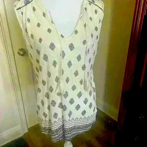 Lucky Brand ladies sleeveless blouse Large. NWT. Tassels in front V neck - Picture 6 of 12